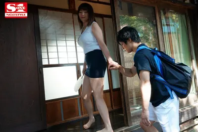 Anh chàng dam dang chuối khi nhìn trộm em họ địt trộm với chồng