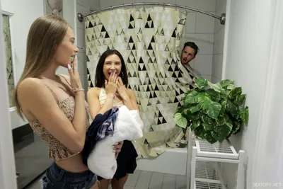 Hai đứa cô bạn gái cùng cha khác má lắm trò