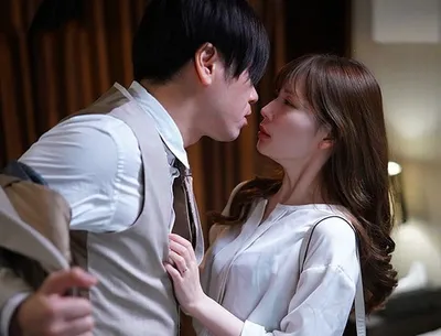 Tiền bối thầm yêu em thư ký đã có chồng và kế hoạch cho chuyến công tác