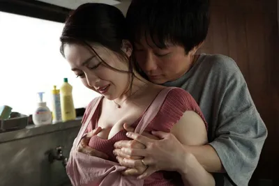 Cậu con trai ở nhà phang mẹ kế trong khi bố đã đi công chuyện xa