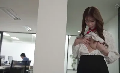 Bí ẩn đằng sau cô nhân viên mặt lạnh nghiêm nghị hóa ra là "nữ hoàng dâm đãng" đích thực.