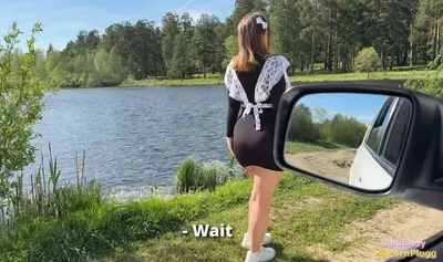 Bắt gặp em học sinh nữ dễ thương đang đi dạo một mình ở hồ tuyền lâm